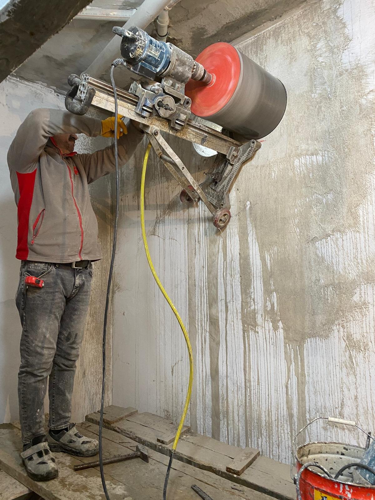 Beton Duvarda Büyük Çaplı Havalandırma Karotu