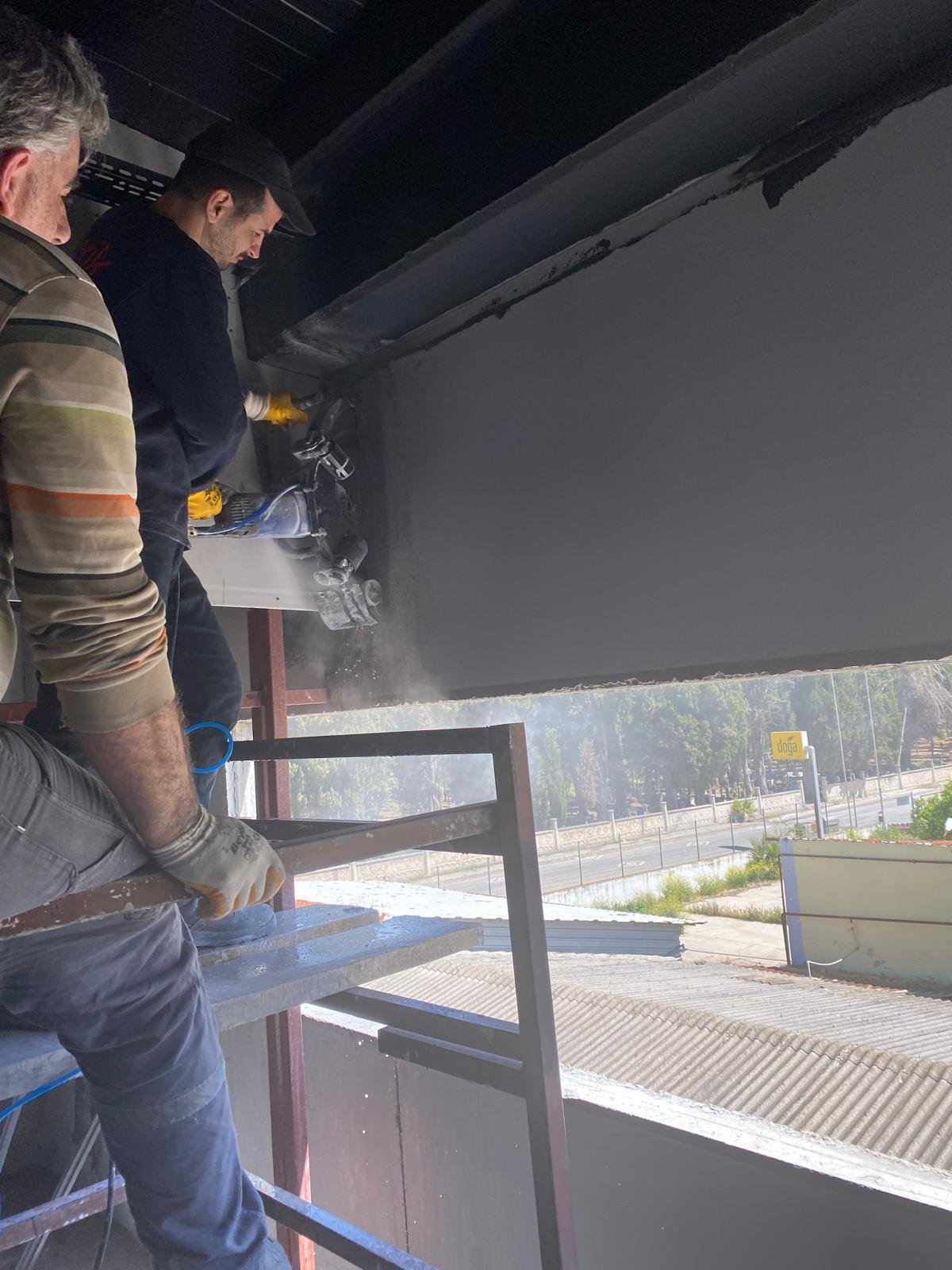 Fabrika Duvarında Pencere Açma İşlemi